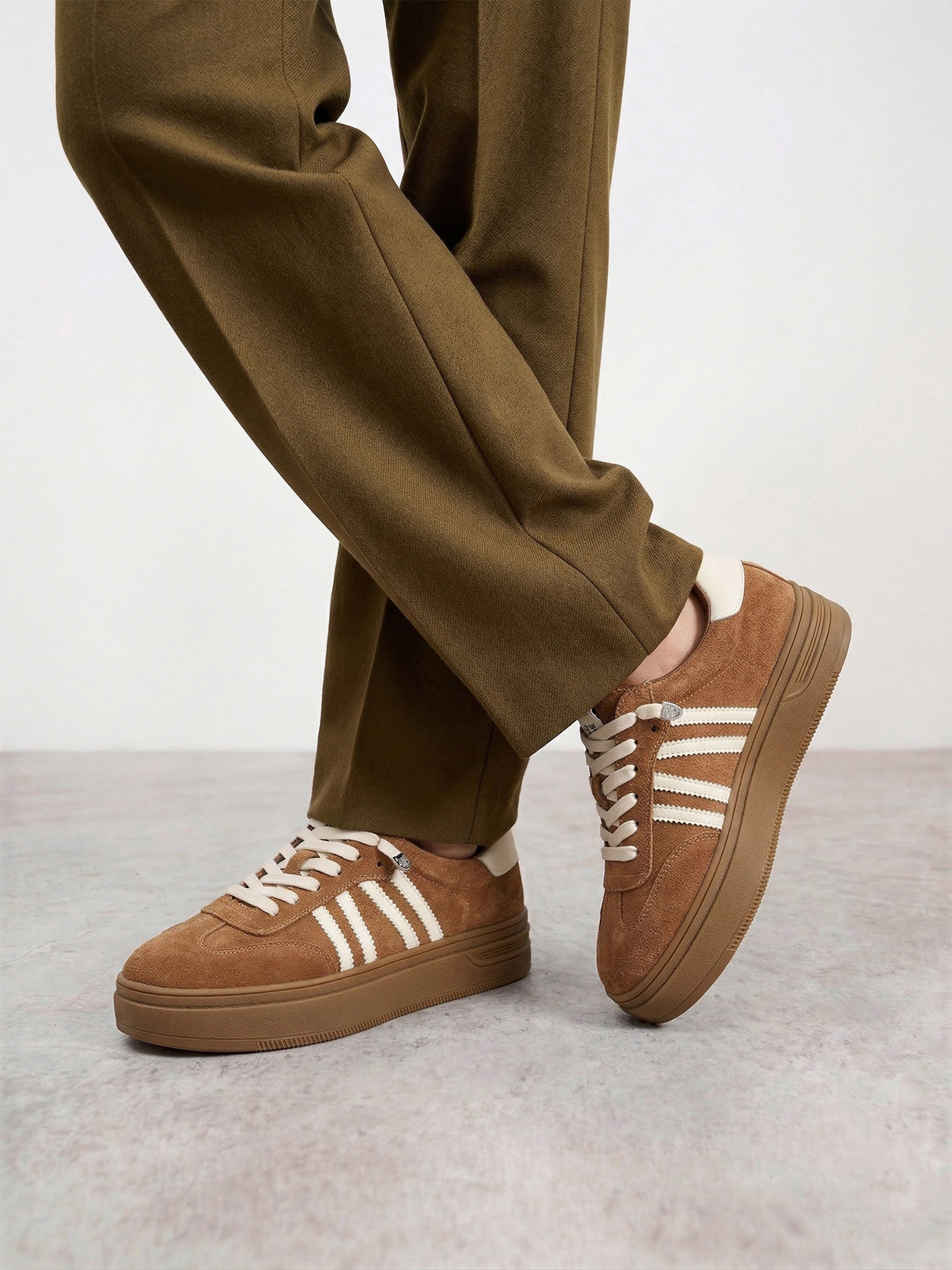 Кеды коричневого цвета из натуральной замши на средней платформе